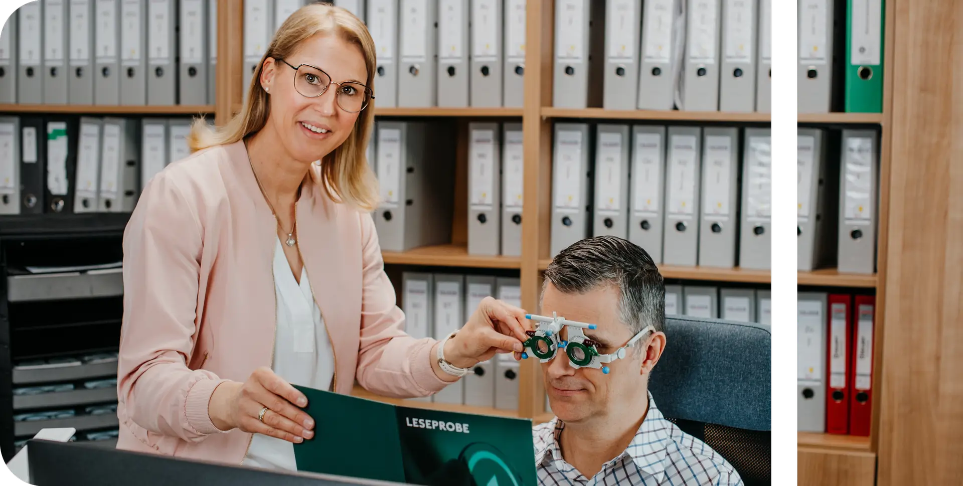 Die Optikerin die zu Ihnen kommt, Ella Belau, berät einen Kunden bei der Brillenauswahl