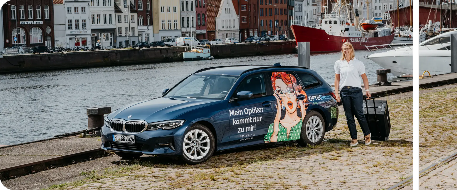 Termine bei Ihrer mobilen Optikerin, Ella Belau, neben ihrem Auto mit Optik Belau Logo in Lübeck